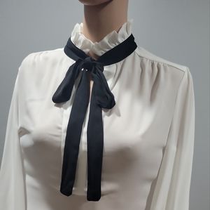 Beautiful white and black blouse SZ "M" NY&C